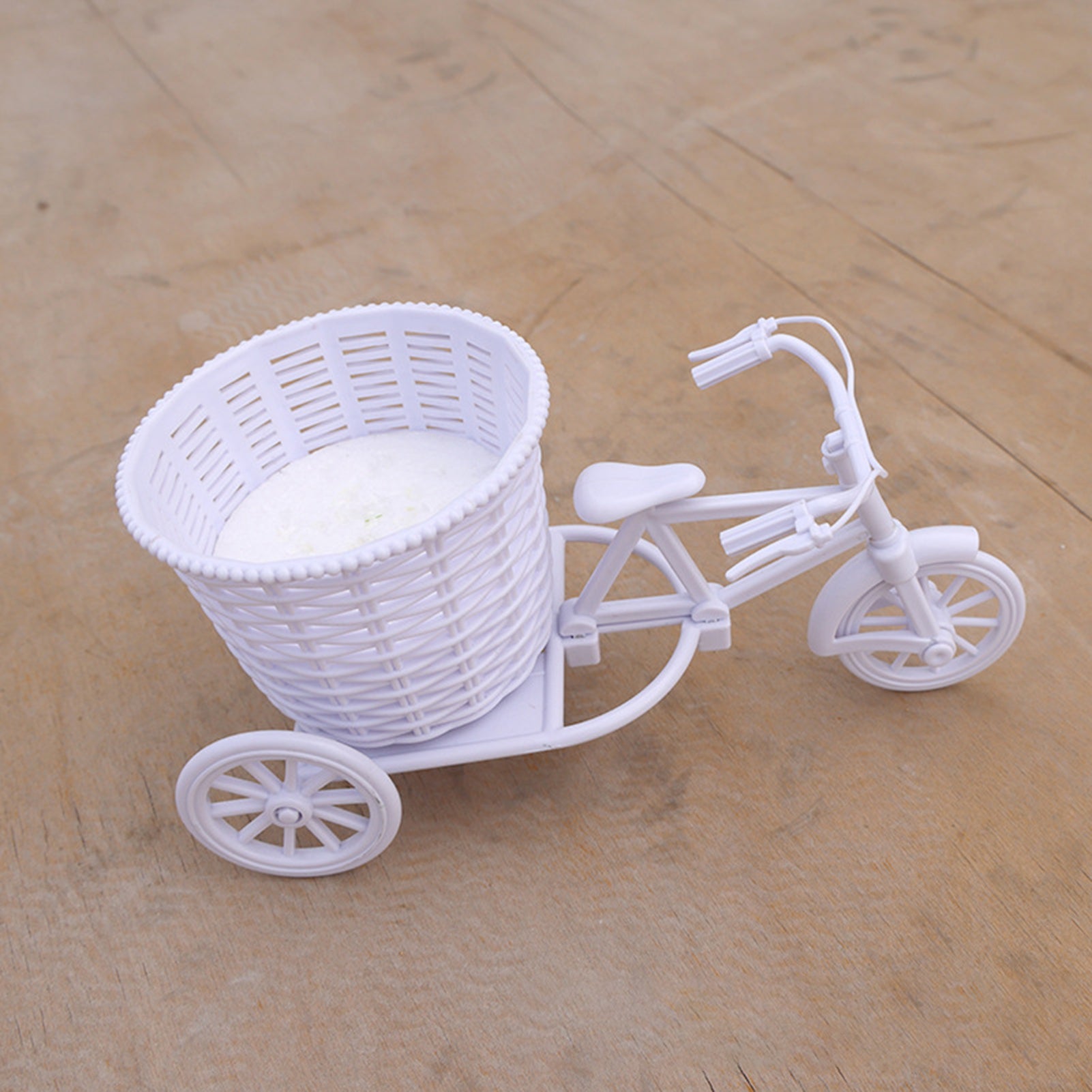 Conjunto Decorativo com Flores Artificiais e Triciclo de Vime - Zatto