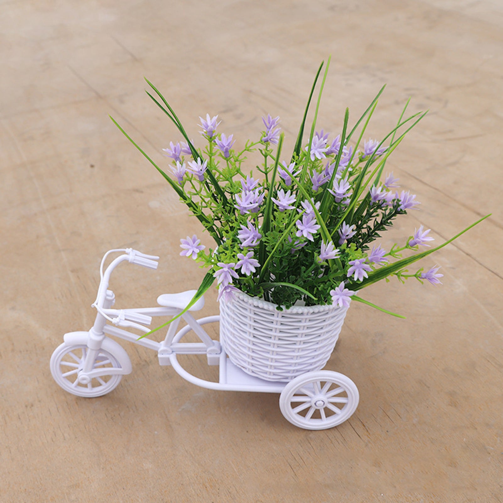 Conjunto Decorativo com Flores Artificiais e Triciclo de Vime - Zatto