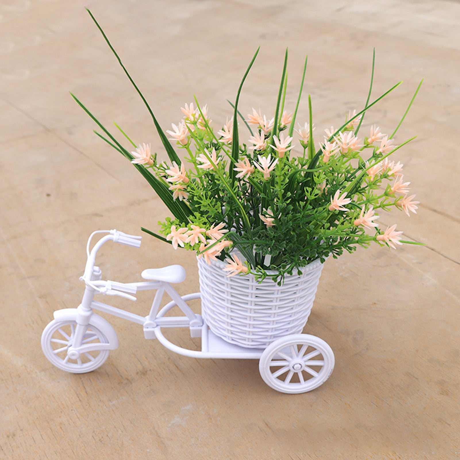 Conjunto Decorativo com Flores Artificiais e Triciclo de Vime - Zatto