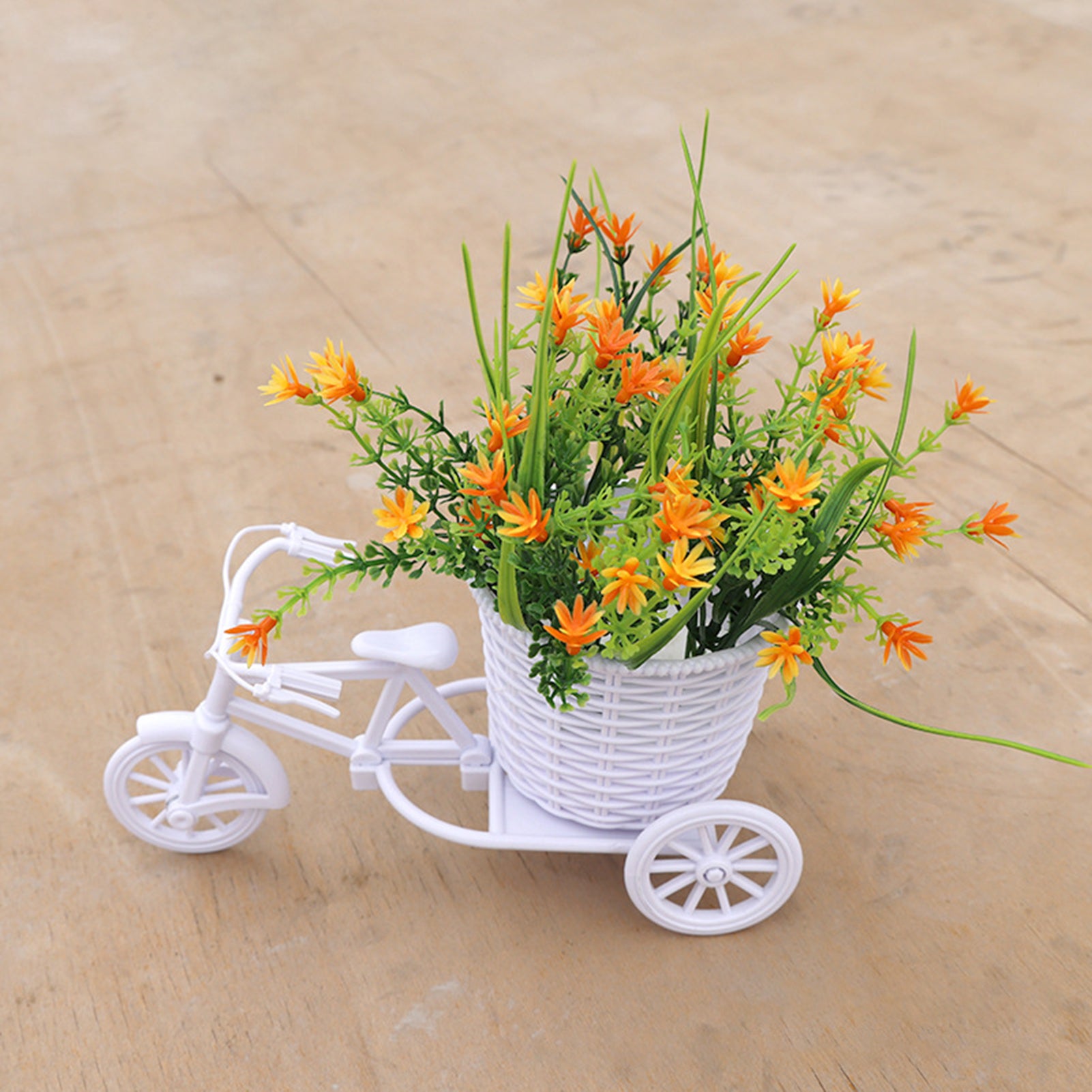 Conjunto Decorativo com Flores Artificiais e Triciclo de Vime - Zatto