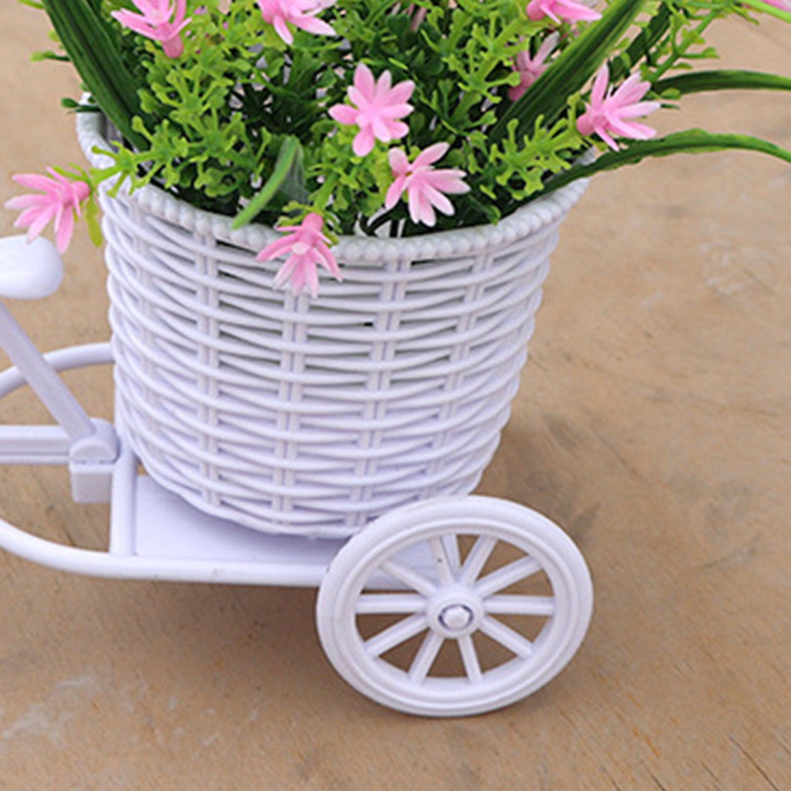 Conjunto Decorativo com Flores Artificiais e Triciclo de Vime - Zatto