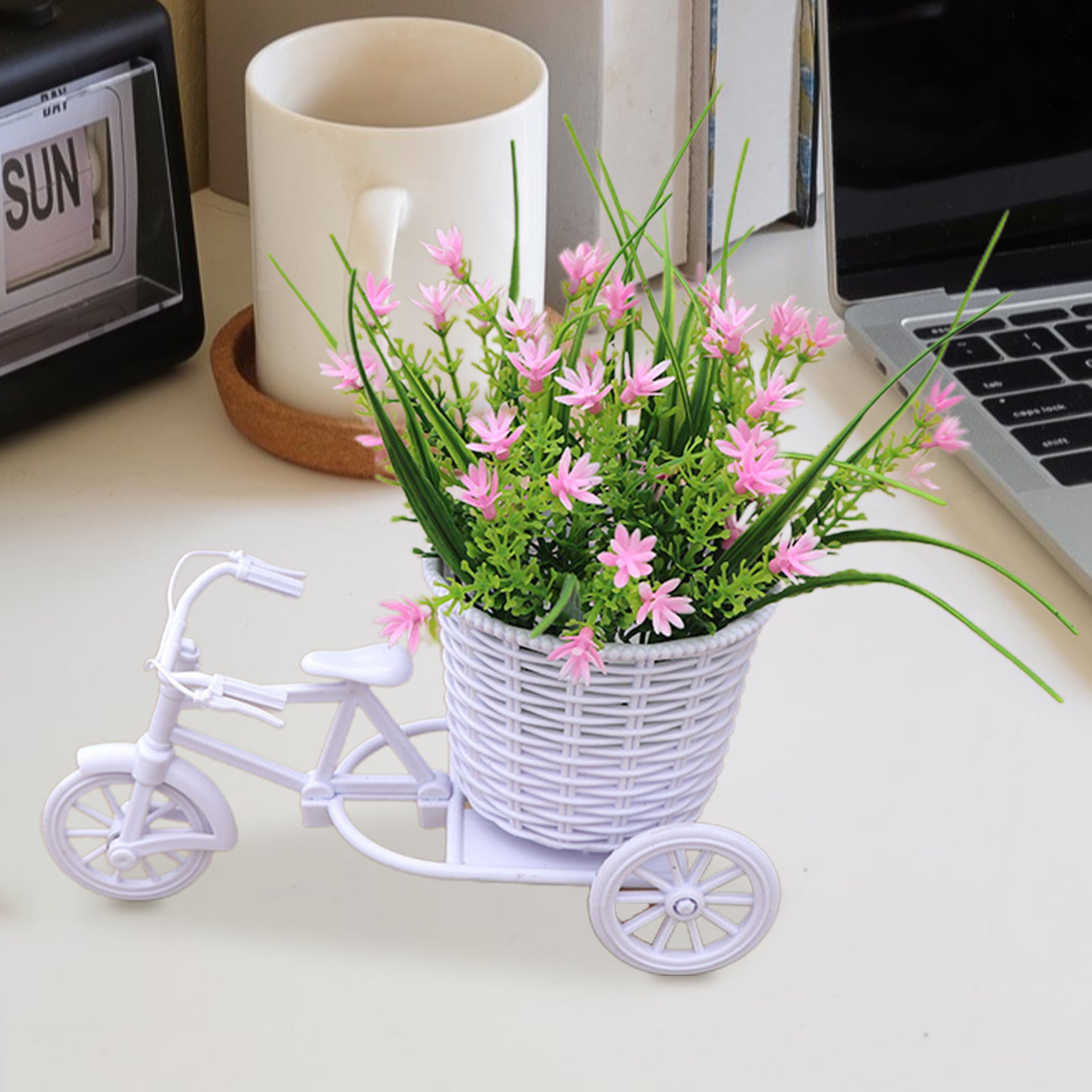 Conjunto Decorativo com Flores Artificiais e Triciclo de Vime - Zatto
