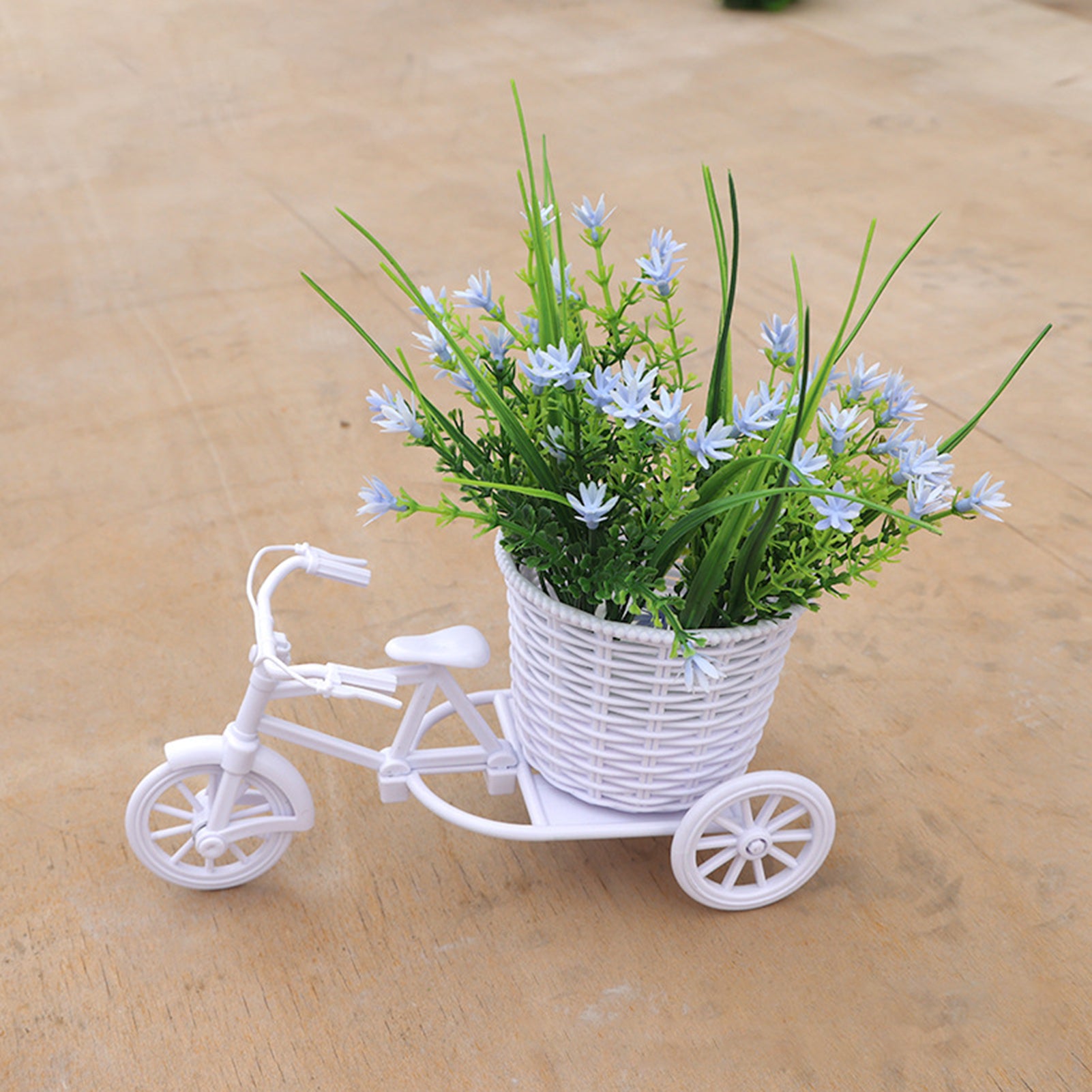 Conjunto Decorativo com Flores Artificiais e Triciclo de Vime - Zatto