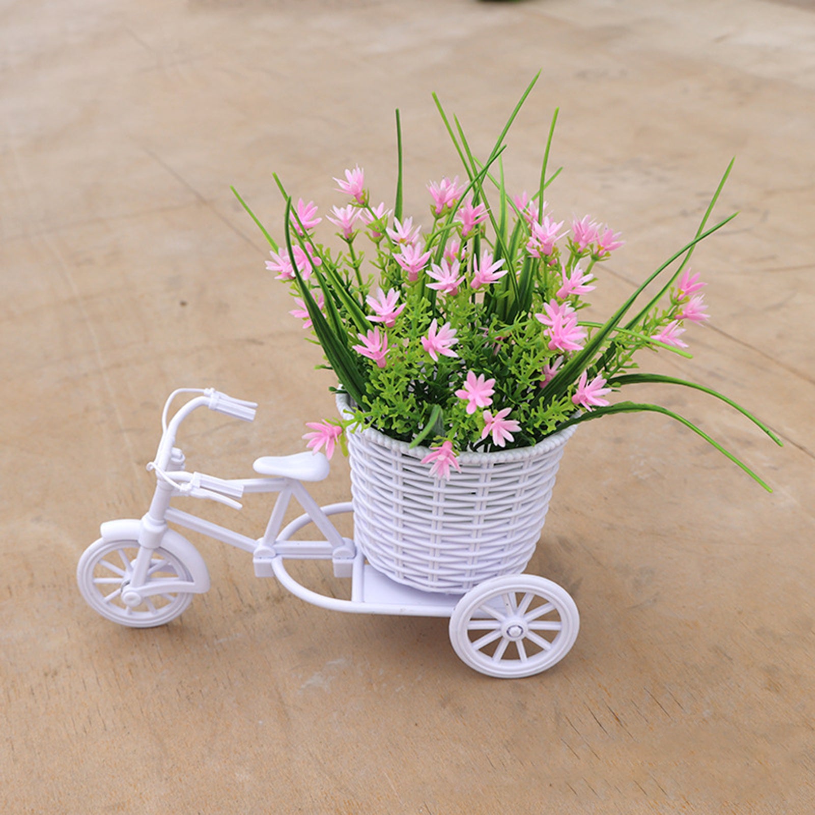 Conjunto Decorativo com Flores Artificiais e Triciclo de Vime - Zatto