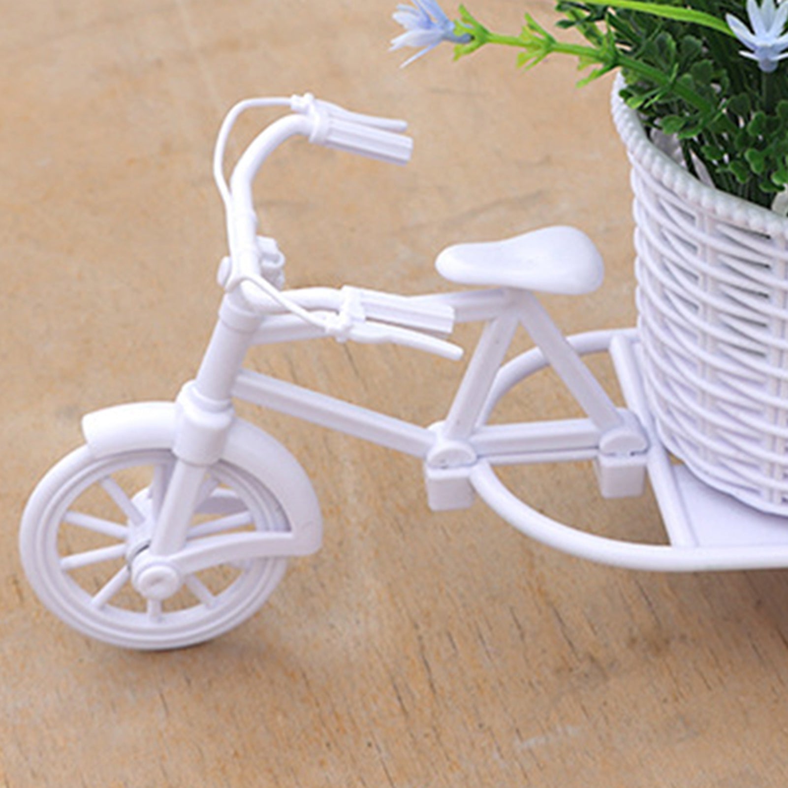 Conjunto Decorativo com Flores Artificiais e Triciclo de Vime - Zatto